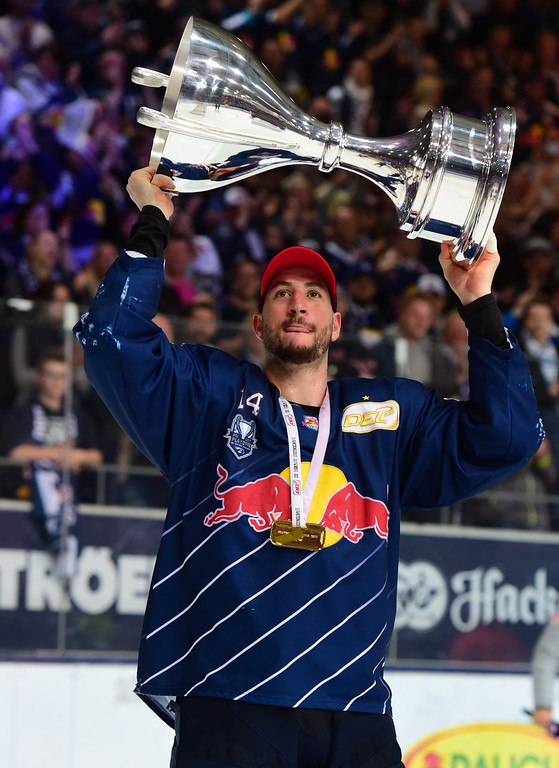 Steve Pinizzotto von EHC Red Bull München feiert den DEL Finalsieg nach dem Spiel zwischen EHC Red Bull München und den Grizzlys Wolfsburg am 17.04.2017 in München, Deutschland. (Foto von City-Press GbR)